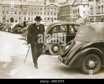 Mr. Winston Churchill, erster Lord der Admiralität, zu Fuß 10 Downing Street, 7. September 1939. Er war Premierminister Neville Chamberlain Kriegskabinett, nach dem deutschen Überfall auf Polen am 1. September 1939 gebildet. -(BSLOC 2014 17 32) Stockfoto