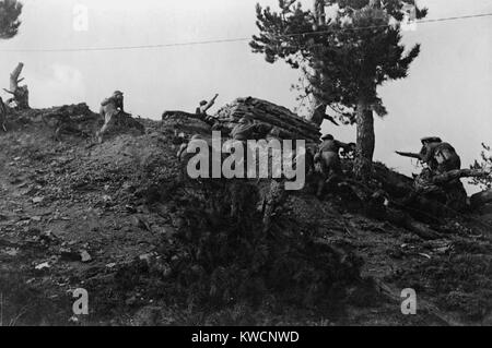 Griechische Soldaten, die während des griechischen Bürgerkriegs gegen Festungen auf Nieska Hügel laden. Ca. 1948 / 49. -(BSLOC 2014 15 229) Stockfoto