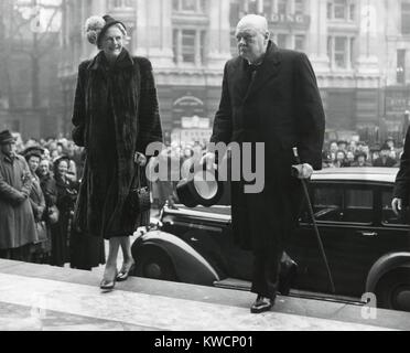 Winston Churchill, mit seiner Frau Clementine geben Sie St. Pauls Cathedral. Sie besuchten eine erste, vor der Wahl des anglikanischen Gottesdienst vor den allgemeinen Wahlen. 19. Februar 1950. -(BSLOC 2014 17 58) Stockfoto