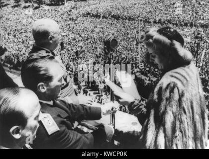 Evita Peron im Gespräch mit der Masse aus dem Balkon des königlichen Palastes. Madrid, Juni 1947. Oben links ist Spanisch faschistischen Diktators Francisco Franco. -(BSLOC 2014 17 62) Stockfoto