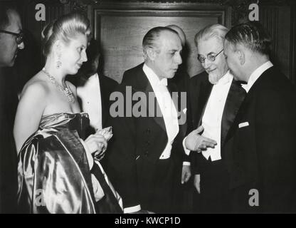 Eva Peron bei der Unterzeichnung des deutsch-argentinischen Handelsvertrag. 24. Juli 1947 im Palazzo Quai d ' Orsay in Paris. L-r: First Lady Eva Perón; Julio Victorica Roca, Botschafter von Argentinien in Paris; Paul Ramadier, französischer Premier, nicht identifizierte. -(BSLOC 2014 17 70) Stockfoto