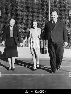 Alfred Hitchcock ein Spaziergang über das Gelände seines Anwesens in Bel Air. Er ist mit seiner Frau Alma Reville, und seine Tochter Patricia. Ca. 1942 - (BSLOC 2014 17 79) Stockfoto