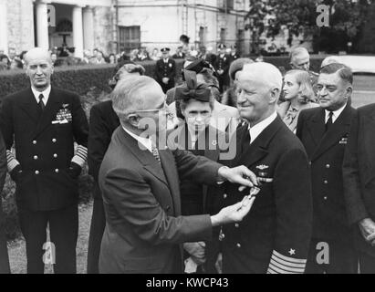 Präsident Harry Truman Vergabe von Admiral Chester Nimitz einen Goldenen Stern im Weißen Haus. Der Nimitz war der Kommandeur der US-Pazifikflotte während des Zweiten Weltkrieges 2. Zu weit links ist Adm. Ernest König; Frau Catherine Nimitz ist bei ihrem Mann. Oktober 5, 1945. - (BSLOC 2014 15 28) Stockfoto