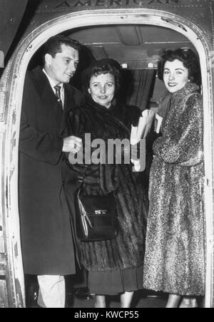 Elizabeth Taylor (rechts) und ihr Verlobter, Nicky Hilton Jr. kommen in Chicago mit ihrer Mutter. 2. März 1950. -(BSLOC 2014 17 98) Stockfoto