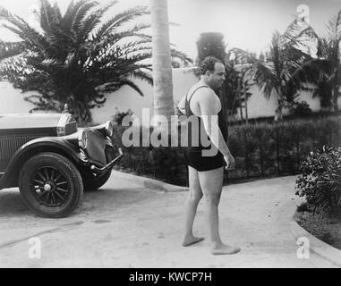 Chicago Gangster Al Capone tragen einen Badeanzug in seinem Haus in Florida. Ca. 1929-31. -(BSLOC 2015 1 11) Stockfoto