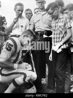 Buffalo Bills Spieler Jack Kemp signiert Autogramm für einen jungen am 4. August 1964. Kemp gespielt Profifußball von 1957 bis 1969. Im Jahr 1970 er erfolgreich lief für den Kongress und wurde für 10 Begriffe wiedergewählt. 1989 war er Secretary Of Housing And Urban Development in der George H.W. Bush-Administration von 1989-92. -(BSLOC 2015 1 114) Stockfoto