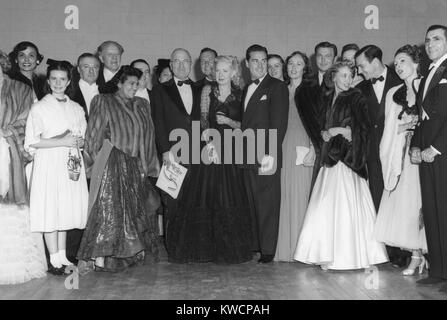 Präsident Harry Truman wirft mit Künstlern des Eröffnungs-Gala im National Guard Armory statt. Jan. 19, 1948. L bis R: Lena Horne, Margaret O'Brien, George Jessel, keine ID, Dorothy Maynor, keine ID, keine ID, Präsident Harry Truman, Phil Harris, Alice Faye, Phil Regan, keine ID, Lucy Monroe, keine ID, keine ID, Jane Powell, Gene Kelly, Sally De Marco, Tony De Marco. - (BSLOC 2014 15 64) Stockfoto