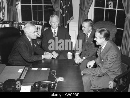 Truman verleiht mit Beratern über Marshall Plan, Nov. 29, 1948. L-R: Harry Truman, Sec. George Marshall, Paul Hoffmann, und Averell Harriman. Paul Hoffmann war Direktor der Wirtschaftlichen Zusammenarbeit Verwaltung, die den Marshall Plan verabreicht. - (BSLOC 2014 15 69) Stockfoto