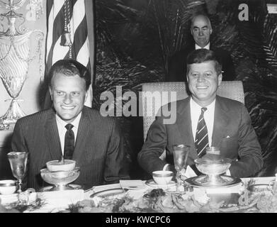 Reverend Billy Graham und Präsident John Kennedy sitzen an einem Gebetsfrühstück. Es wurde vom internationalen Rat für christlichen Leiterschaft gesponsert. Feb.9, 1961. -(BSLOC 2015 1 140) Stockfoto