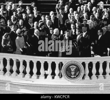 Präsident John Kennedy nimmt den Amtseid von Chief Justice Earl Warren verwaltet. 20. Januar 1961. -(BSLOC 2015 1 146) Stockfoto