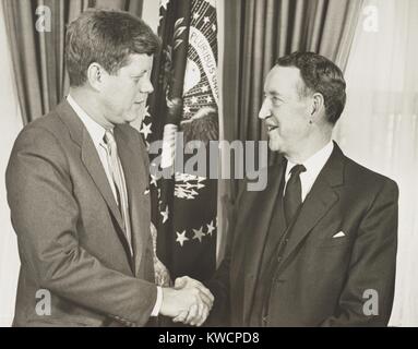 Präsident Kennedy Händeschütteln mit Llewellyn Thompson, US-Botschafter in Russland. 24. Februar 1961. Er schließen Sie Bekanntschaft mit Khrushchev erlaubte es ihm, während der Kubakrise kritisch beraten. 16. Juli 1957, 27. Juli 1962, war er Botschafter in UdSSR in der Eisenhower und Kennedy-Administration. -(BSLOC 2015 1 150) Stockfoto