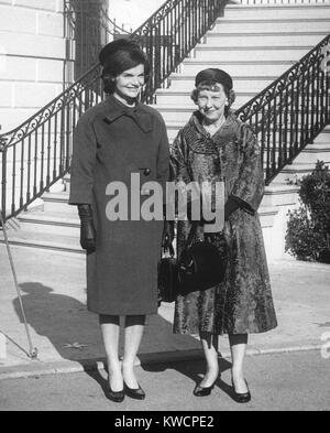 Mamie Eisenhower und Jacqueline Kennedy nach die künftige First Lady Tour des weißen Hauses. Erste Eindrücke von Mrs. Kennedy führte zu ihre Signatur-Projekt, eine ehrgeizige historische Restaurierung des weißen Hauses Interieurs. -(BSLOC 2015 1 155) Stockfoto
