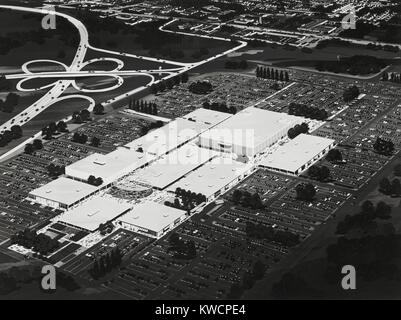 Architekt der Luftaufnahme eines Shopping Centers in Roosevelt Field Zeichnung. 2. Mai 1955. Es wurde von William Zeckendorf entwickelt und von I. M. Pei entworfen und gebaut auf dem kürzlich geschlossenen Roosevelt Flugfeld. Es war in Nassau County, dann ein schnell wachsender Vorort von New York City. -(BSLOC 2015 1 156) Stockfoto