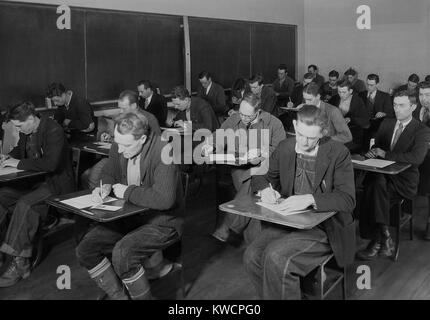 An- und ungelernte Arbeiter die TVA Prüfung, Clinton, Tennessee. November 1933. Die Tennessee Valley Authority begann Ende 1933 Arbeitskräfte einstellen. Foto von Lewis Hine. -(BSLOC 2015 1 176) Stockfoto