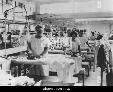 Ältere Frauen, die Hand in einer Wäscherei, ca. 1925-35 Bügeln. -(BSLOC 2015 1 178) Stockfoto