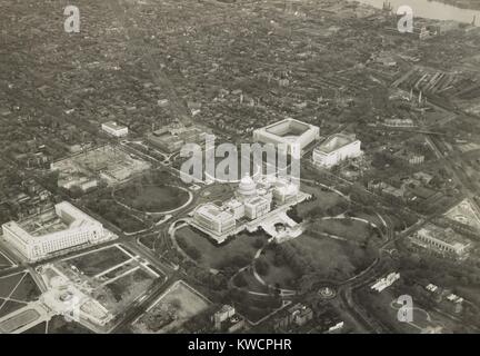 Luftbild von Capitol Hill, Mai 1, 1932, mit Blick auf das Kapitol und Umgebung. Blick nach Nordosten umfasst Bibliothek des Kongresses "Thomas Jefferson Gebäude, House und Senat Bürogebäude, und die Baustelle des Obersten Gerichts. - (BSLOC 2015 1 194) Stockfoto