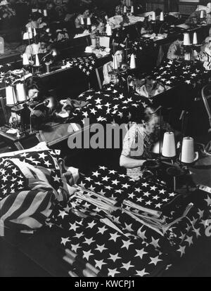Frauen nähen amerikanische Flaggen in Brooklyn, New York City am 24. Juli 1940. Foto aus den Aufzeichnungen der Marine Bezirke und Shore Betriebe durch Margaret Bourke-White. -(BSLOC 2015 1 196) Stockfoto