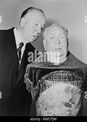 Alfred Hitchcock Flüstern ins Ohr ein Gips-Skulptur des Kopfes. Seine Vertretung wird es sein, als er beginnt, schießen die vierte TV-Saison-Premiere von "Alfred Hitchcock Presents." 6. Oktober 1958. -(BSLOC 2015 1 20) Stockfoto