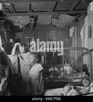 Fünf Mitglieder einer Familie in einem kleinen Schlafzimmer eines Arbeitnehmers Hütte. San Juan, Puerto Rico. Januar 1938. -(BSLOC 2015 1 212) Stockfoto