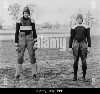 University of Notre Dame Fußballspieler in alten und neuen Fußball-Uniformen. Auf der linken Seite ist ein Fußball-Anzug der 1880er Jahren mit externen Polsterung. Auf der rechten Seite ist eine "moderne" Uniform mit Schulterpolster unter dem Trikot getragen. South Bend, Indiana. Ca. 1930. -(BSLOC 2015 1 220) Stockfoto