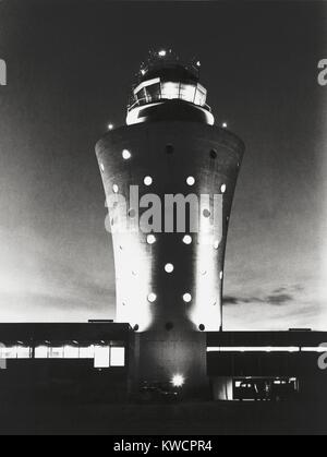 Flughafen La Guardia Kontrollturm, gebaut im Jahr 1962. Entworfen von Wallace K. Harrison, wäre sein futuristische Design zu Hause mit dem Trylon und Perisphere er für die Weltausstellung von 1939 entwarf. Im Jahr 2010 wurde es durch einen neuen Turm mit modernster Elektronik und bessere Aussicht auf die Start-und Landebahnen ersetzt. -(BSLOC 2015 1 228) Stockfoto