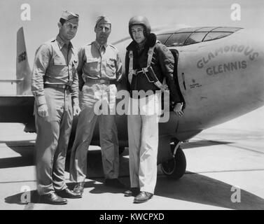 Testpiloten Kapitän Charles E. Yeager, Major Gus Lundquist, und Kapitän James Fitzgerald. Sie flogen die supersonic Bell XS-1 Rakete Fläche namens "Glamorous Glennis'. Edwards Air Force Base. 1947-48. - (BSLOC 2015 1 37) Stockfoto