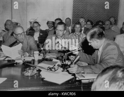 Senator Joseph McCarthy (rechts) fordert eine Entschuldigung von Armee Anwalt Joseph Welch (links). Juni 15, 1954. Zwischen ihnen ist Oberstleutnant John-F.-T. Murray, wie die Rot-baiting McCarthy erhielt Hammer, Hammer das Leben der Mc Carthy-Army Anhörungen ausgestrahlt. - (BSLOC 2015 1 49) Stockfoto