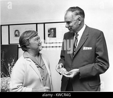 Meeresbiologe Dixy Lee Ray und Chemiker Glenn Seaborg in Seattle im Jahr 1968. Ray war Leiter des Pacific Science Center in Seattle. Sie war Vorsitzende der US-Atomenergiekommission von 1973-75, und Gouverneur von Washington State von 1977-81. -(BSLOC 2015 1 90) Stockfoto