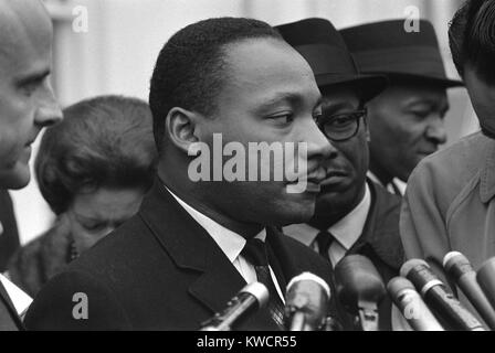 Nur zwei Wochen seit der Ermordung von John f. Kennedy, Martin Luther King, traf sich mit Präsident Lyndon Johnson. 6. Dezember 1963. Danach König sprach mit Reportern vor dem weißen Haus. -(BSLOC 2015 1 96) Stockfoto