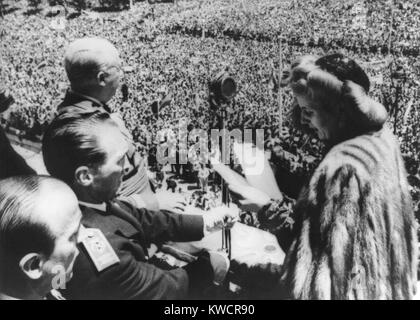 Evita Peron im Gespräch mit der Masse aus dem Balkon des königlichen Palastes. Madrid, Juni 1947. Oben links ist Spanisch faschistischen Diktators Francisco Franco. -(BSLOC 2014 17 62) Stockfoto