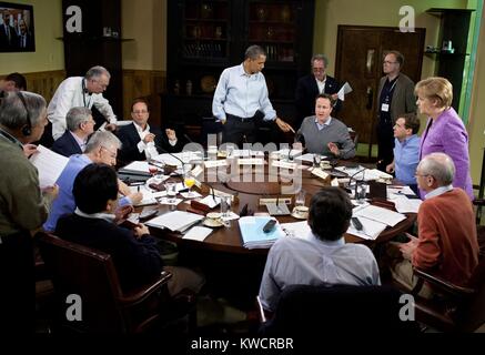 Barack Obama Gastgeber der G8-Gipfel Arbeitssitzung im Speisesaal des Laurel Kabine in Camp David. Die Kamera sitzt, L-R: Francois Hollande von Frankreich; PM David Cameron von Großbritannien; PM Dmitri Medwedew Russlands, (stehend) Angela Merkel. (BSLOC 2015 3 165) Stockfoto