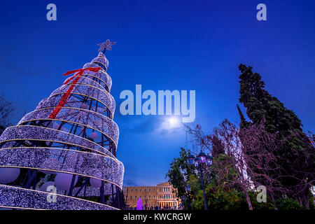 Beleuchtete Weihnachtsbaum auf dem Syntagma-Platz in Athen, Griechenland mit dem Parlament Gebäude im Hintergrund. Stockfoto
