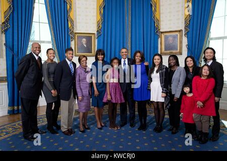 Präsident Barack Obama mit seiner multi-ethnischen erweiterte Familie, Jan 20, 2013. Im Blue Room des Weißen Hauses auf Einweihung Tag, L-R: Craig Robinson, Leslie Robinson, Avery Robinson, Marian Robinson, Michelle, Sasha, der Präsident, Malia, Akinyi Manieren, Auma Obama, Maya Soetoro-Ng, Konrad Ng, Savita Ng und Suhaila Ng. (BSLOC 2015 3 40) Stockfoto