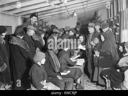 Arbeitslose Bergleute Teilnahme an Treffen der Allianz Betriebsrat, 19. März 1937. Allianz der Betriebsrat, wurde mit der linken Organisationen wie die kommunistischen und sozialistischen Parteien angegliedert. Scotts Run, West Virginia. Foto von Lewis Hine. -(BSLOC 2015 1 174) Stockfoto