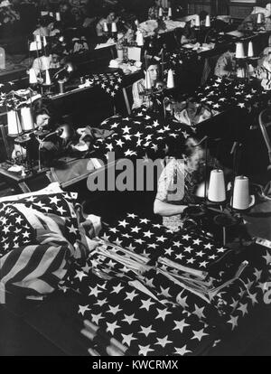Frauen nähen amerikanische Flaggen in Brooklyn, New York City am 24. Juli 1940. Foto aus den Aufzeichnungen der Marine Bezirke und Shore Betriebe durch Margaret Bourke-White. -(BSLOC 2015 1 196) Stockfoto