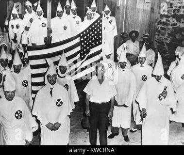 58 Der beworbenen 1000 KKK-Mitglieder über die Parade unmasked in Anniston, Alabama. August 22, 1949. In Übereinstimmung mit einem neuen Alabama Gesetz, der Ku Klux Klan Mitglieder trugen keine Decke auf ihren Gesichtern. - (BSLOC 2015 1 206) Stockfoto