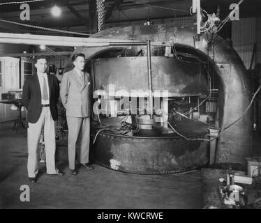Stanley Livingston (links) und Ernest Lawrence mit dem 27-Zoll-zyklotron im Jahre 1934. An der Strahlung Labor an der Universität von Kalifornien, Berkeley 1934. Als Graduate student, Livingston das Konzept der atom smasher in funktionierende Hardware übersetzt. - (BSLOC 2015 1 82) Stockfoto