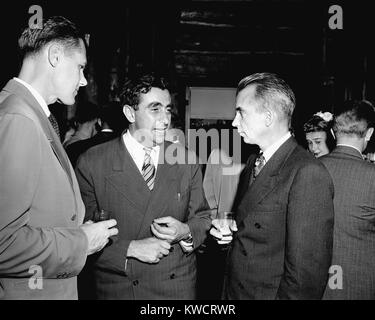 Major Arthur Peterson, der Physiker Edward Teller, und Los Alamos Direktor, Norris Edwin Bradbury. Teller befürwortete Entwicklung der Wasserstoff. Peterson informierte General Eisenhower auf dem Manhattan Projekt im Jahr 1944. Bradbury war Physiker wurde von Oppenheimer gewählt, zu seinem Nachfolger als Direktor der Los Alamos Labor, eine Position, die er von 1945-1970 statt. - (BSLOC 2015 1 89) Stockfoto