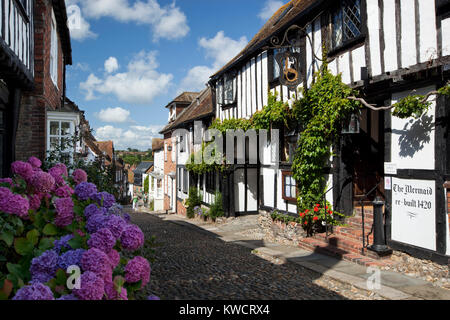 RYE, East Sussex, England: Die mittelalterliche Mermaid Inn in 1420 gebaut entlang Mermaid Street Stockfoto