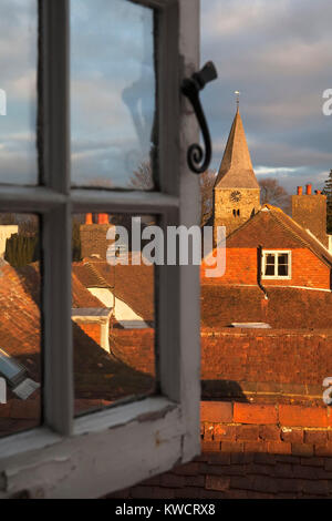 BURWASH, East Sussex, England: Blick durch offene Fenster über die Dächer von Burwash Dorf Stockfoto