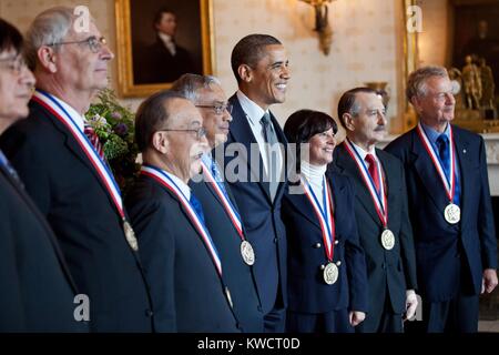 Us-Präsident Barack Obama steht mit nationalen Medaille 2010 von Wissenschaft Empfänger. Von links: Dr. Richard A. Tapia; Dr. Peter J. Stang; Dr. Shu Chien; Dr. Srinivasa S.R. Varadhan; der Präsident; Dr. Jacqueline K. Barton; Dr. Ralph L. Brinster; und Dr. Rudolf Jaenisch. Blue Room des Weißen Hauses, Oktober 21, 2011 (BSLOC 2015 3 133) Stockfoto