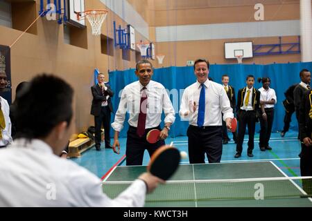 Barack Obama und BP, David Cameron, Tischtennis spielen mit Globus Akademie Studenten in London. Mai 24, 2011 (BSLOC 2015 3 211) Stockfoto