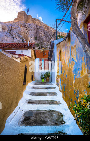 Straße der Anafiotika in der Altstadt von Athen, Griechenland. Stadtteil Anafiotika ist von den Arbeitern gebaut von der Insel Anafi. Beliebte Touristenattraktion. Stockfoto