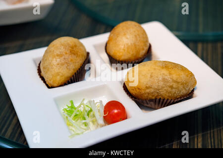 Chinesische dim sum - frittiertes Schweinefleisch Teigtaschen (gebratene Knödel mit Schweinefleisch Befüllen) Stockfoto