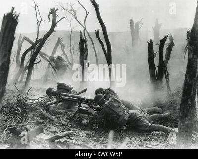 Weltkrieg 1. American gun Crew aus dem 23 Infanterie und feuerte eine französische 37-mm-Kanone im Ersten Weltkrieg Handeln in Belleau Wood. Juni 3, 1918. (BSLOC 2013 1 179) Stockfoto