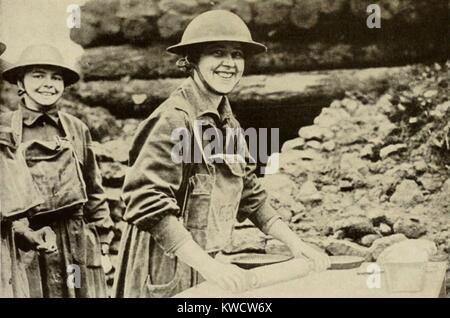 Weltkrieg 1. Amerikanische Heilsarmee Mädchen, mit gas Masken an ihre Hälse, Torten für Soldaten an der Westfront. 1918. (BSLOC 2013 1 194) Stockfoto