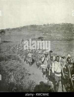 Der Erste Weltkrieg in Ostafrika. Britische und Empire afrikanische Soldaten auf den März 1917. Sie 2000 deutscher Kolonialgeschichte Regulars erfasst und Askaris (afrikanische Truppen) und drückte die Allgemeine von Lettows Kräfte über die Grenze in die Portugiesische Nyassaland. (BSLOC 2013 1 46) Stockfoto