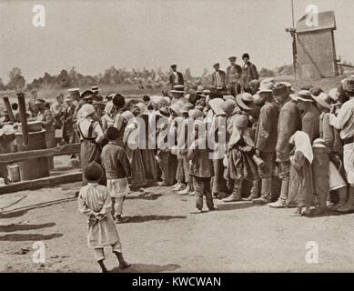 Weltkrieg 1 in Osteuropa. Bauern im Rückzug aus Warschau warten für eine Mahlzeit in einem Depot der Russen gegründet. 1914-15. (BSLOC 2013 1 5) Stockfoto