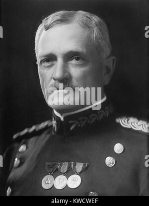 General John Pershing in Uniform mit Orden, 1910-1920. Nach ihrem Abschluss in West Point 1886, führte er Buffalo Soldaten in Kampagnen gegen die Apachen. Seine Verbindung mit afrikanischen amerikanischen Soldaten führte zu einem Spitznamen, Black Jack (BSLOC 2017 1 1) Stockfoto