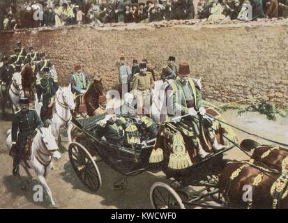 Jungtürkischen Führer, Enver Pascha, folgt direkt hinter dem Schlitten der osmanische Sultan Mehmed V. Sie Parade in Istanbul nach der Installation von Mehmed V, seine Gebieterin Bruder Austausch, Sultan Abdul Hamid II (BSLOC 2017 1 104) Stockfoto